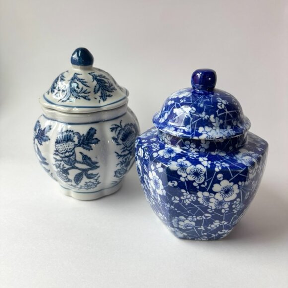 Set of 2 Vintage Blue and White Lidded Chinoiserie Porcelain Vases - Picture 2 of 8